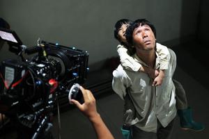 “Cha cõng con” - Nhiều hơn một câu chuyện cảm động về tình phụ tử