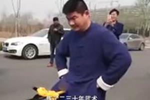 Võ sư kungfu gây kinh ngạc khi dùng bộ phận nhạy cảm kéo 7 xe ôtô