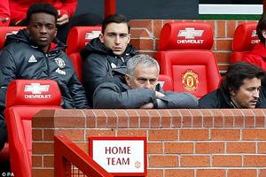 HLV Mourinho mắng phóng viên, kể tội 4 học trò