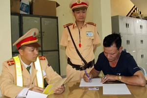 Dùng thẻ phóng viên giả để xin cảnh sát giao thông bỏ qua vi phạm