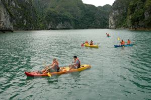 Lệnh cấm chèo thuyền kayak ở Hạ Long: Sự bất lực của quản lý