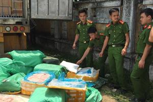 Bắt gần 3 tấn thực phẩm bẩn giấu trong thùng xe container