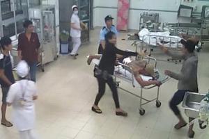 Côn đồ vào tận bệnh viện, dùng hung khí hành hung bệnh nhân