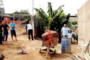 2 mẹ con bị khởi tố vì nhốt cán bộ, dọa nổ bình gas