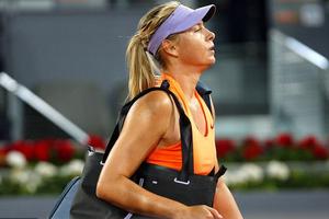 Maria Sharapova bại trận trước Bouchard ở “cuộc chiến sắc đẹp”
