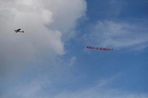 CĐV Arsenal lại thuê máy bay để đòi đuổi Wenger