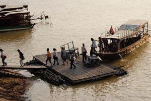 Du khách sốc khi được trẻ em Campuchia mời mua dâm