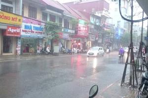 Nhiều đường ở Hà Nội ngập nặng, ùn tắc sau cơn mưa lớn