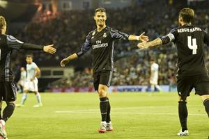 Ronaldo lập cú đúp, Real đẩy Barca xuống vị trí thứ hai