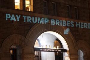 Trình chiếu lời tố cáo tham nhũng trên mặt tiền Khách sạn Trump