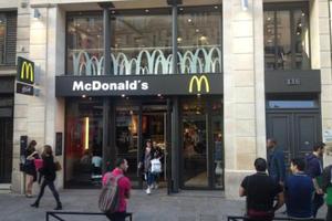 Pháp xét xử 15 nhân viên McDonald’s vì cáo buộc hối lộ