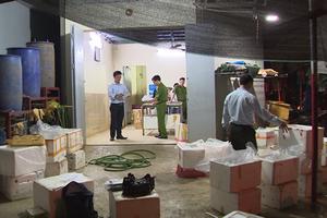 'Tóm gọn' cơ sở giữa lòng Hà Nội bơm tạp chất vào tôm chết bán cho các nhà hàng