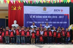 5.000 cặp phao cứu sinh BIDV tiếp tục đồng hành đến trường cùng học sinh vùng sông nước