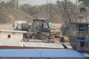 “Oằn mình” cõng những “binh đoàn” xe quá khổ, quá tải