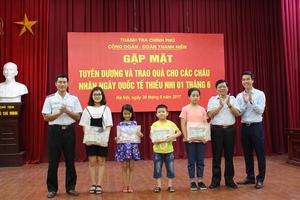 Tuyên dương các em nhỏ có thành tích học tập xuất sắc