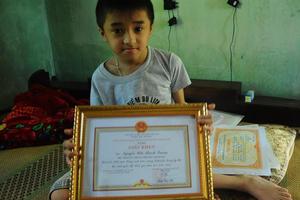 Nghị lực thép của cậu bé nghèo mắc bệnh xương thủy tinh