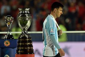 Chỉ sau 3 năm, Chile hủy hoại giấc mơ của cả Messi và Ronaldo