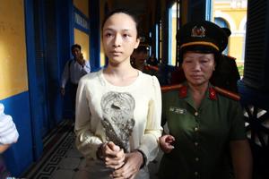 Hoa hậu Trương Hồ Phương Nga hầu tòa với cáo buộc lừa 16,5 tỷ đồng