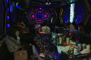 Dùng súng, ma túy ép 5 thiếu nữ Hà Nội "bán mình" ở quán karaoke