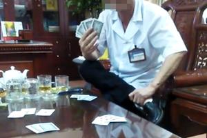 Giám đốc bệnh viện đánh bài ăn tiền bị cảnh cáo