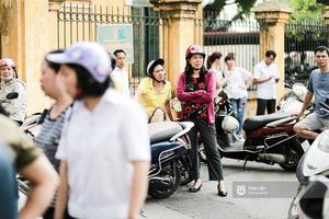 Nếu ai muốn hiểu lòng cha mẹ, hãy cứ đến cổng trường những ngày thi