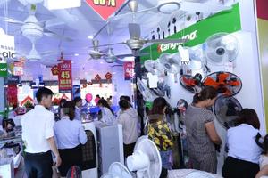 Người dân Thủ đô ùn ùn đi mua sắm thiết bị chống nắng nóng