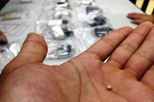 Thi THPT quốc gia: Hà Nội phát hiện thí sinh đầu tiên sử dụng tai nghe siêu nhỏ để gian lận