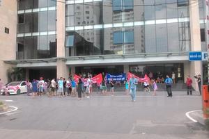 Bức xúc vì chủ đầu tư, cư dân Helios Tam Trinh “xuống đường”