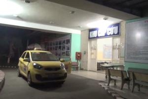 Tài xế taxi bị cướp đâm, cố lái xe về bệnh viện trước khi hôn mê sâu