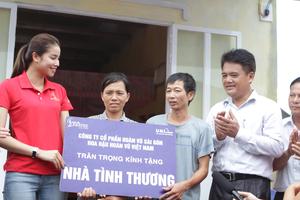 Hoa hậu Phạm Hương giản dị, trao tặng nhà tình thương tại quê nhà Hải Phòng