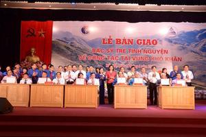 Bàn giao 7 bác sỹ trẻ tình nguyện về công tác tại huyện nghèo