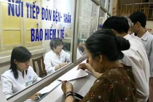 Bảo hiểm y tế: Phao cứu sinh trước “sóng” tăng viện phí