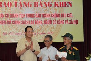 2 lão nông chống tham nhũng đã được tặng Bằng khen
