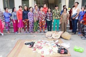 17 phụ nữ đánh bạc với 2 người đàn ông