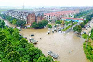 Nhiều khu đô thị chìm trong biển nước sau cơn mưa lớn ở Hà Nội