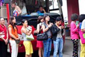 17 du khách bị bỏ rơi, hai hướng dẫn viên bị bắt giữ