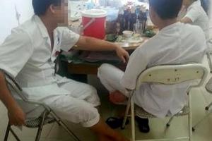 Hòa Bình: 4 bác sĩ, điều dưỡng nhậu mực bia trong giờ làm