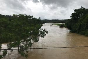 Nhiều nơi bị cô lập sau bão, di dân khẩn cấp khỏi vùng nguy hiểm