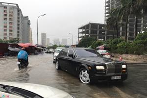 Nhiều tuyến đường ở Hà Nội đang ngập sâu trong mưa