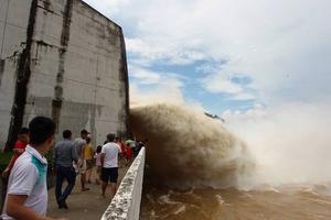 Thủy điện Hòa Bình bất ngờ xả lũ sau nhiều năm, có gì bất thường?