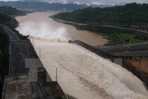 Nhà máy Thủy điện Hòa Bình tiếp tục mở cửa xả đáy số 3