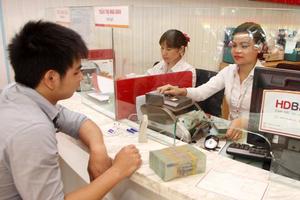 Thống đốc yêu cầu các ngân hàng cắt giảm chi phí để hạ lãi suất