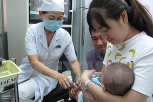 Nhiều nguy cơ với cộng đồng khi "lười" tiêm vắcxin cho trẻ nhỏ