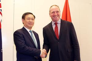 Trái Thanh Long, tôm tươi nguyên con sắp vào Australia