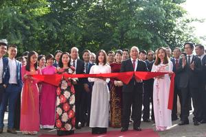 Thủ tướng cắt băng khánh thành trụ sở mới ĐSQ Việt Nam tại Hà Lan