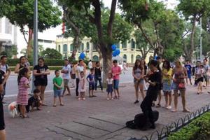 Cậu bé chơi đàn ở phố đi bộ bị hỏi giấy phép: Quận đang kiểm tra