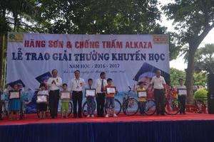 Tiếp sức học sinh nghèo vượt khó học giỏi