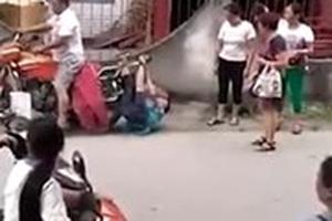 Dùng dây thừng treo con trai vào đuôi xe máy ở Trung Quốc
