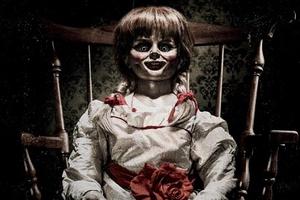 Annabelle - Búp bê gây tranh cãi ngoài đời trở thành biểu tượng kinh dị