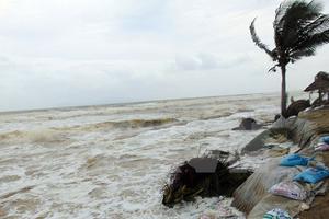 Cơn bão Pakhar đi vào khu vực Bắc Biển Đông, gió giật cấp 11